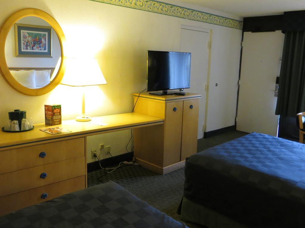Maingate Lakeside Resort Four Corners Bilik gambar